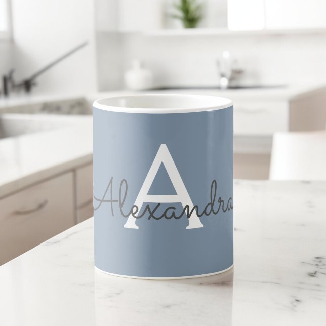 Mug Dusty Blue minimaliste moderne Monogramme élégant (Créateur téléchargé)