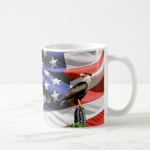 Mug Eagle sur un cactus devant le drapeau des