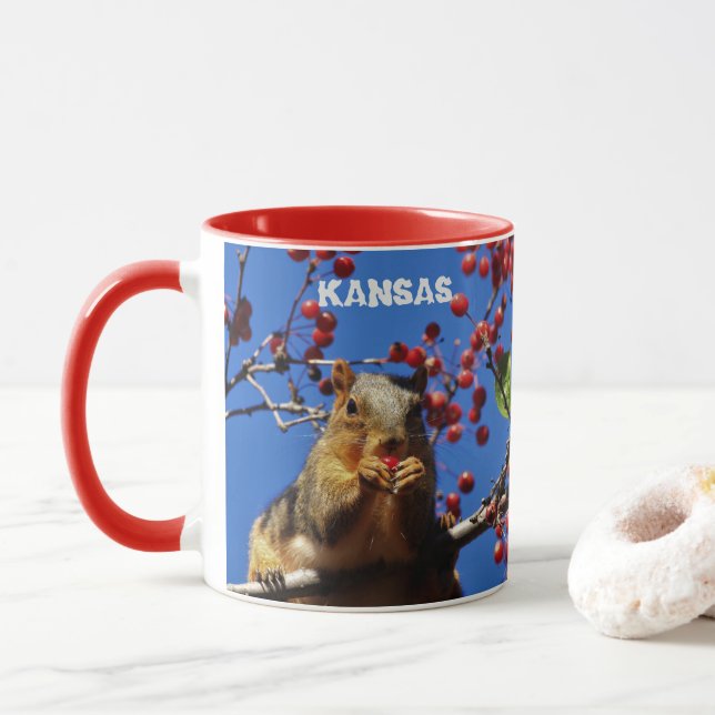 Mug Écureuil mangeant des baies rouges (Avec donut)