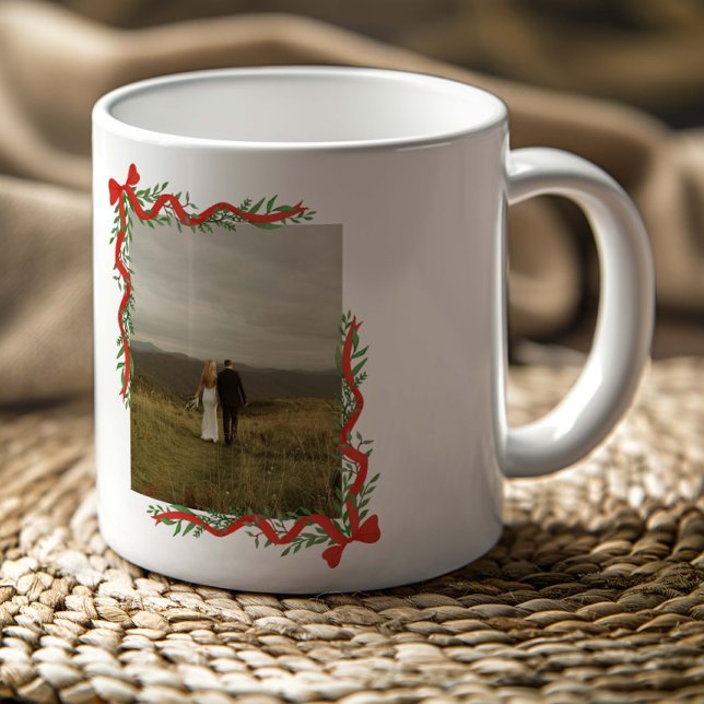 Mug Elégant Bow rouge avec verdure Photo Noël (Elegant red ribbons with bows and greenery photo Christmas holiday mugs.)