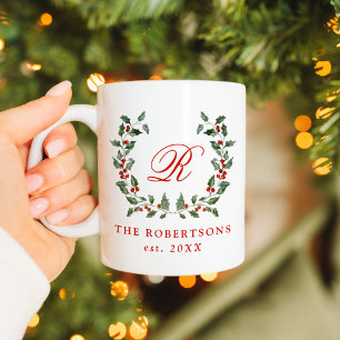 Mug Élégant monogramme de couronne Holly Berry Personn