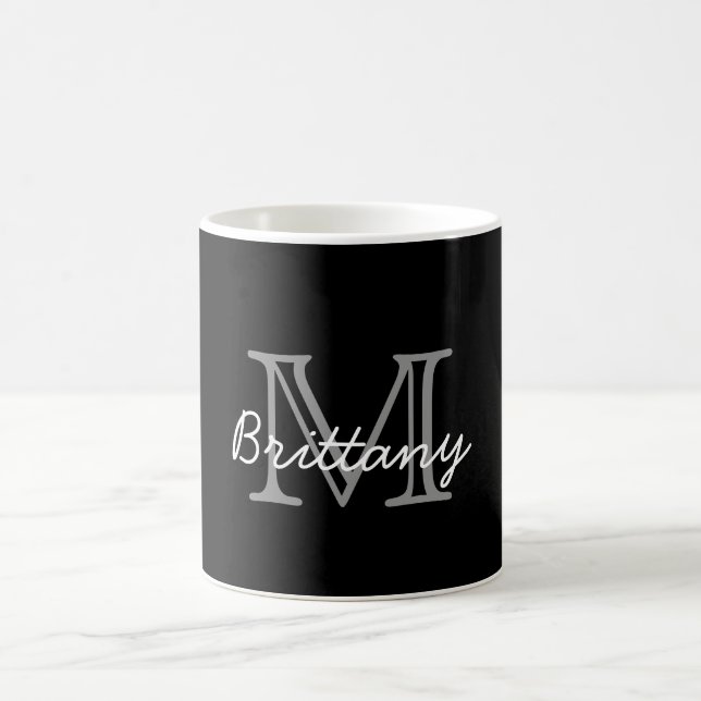 Mug Élégant Noir Blanc Manipulé Moderne Monogramme (Centre)