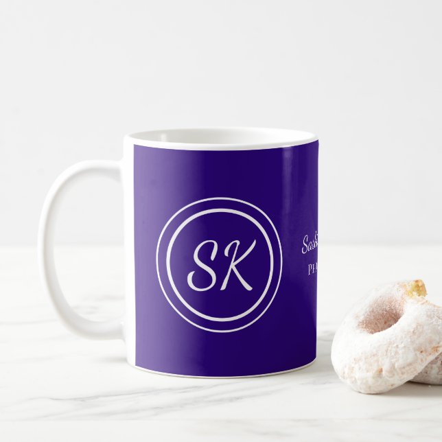 Mug Élégant violet Script Monogramme Entreprise (Avec donut)