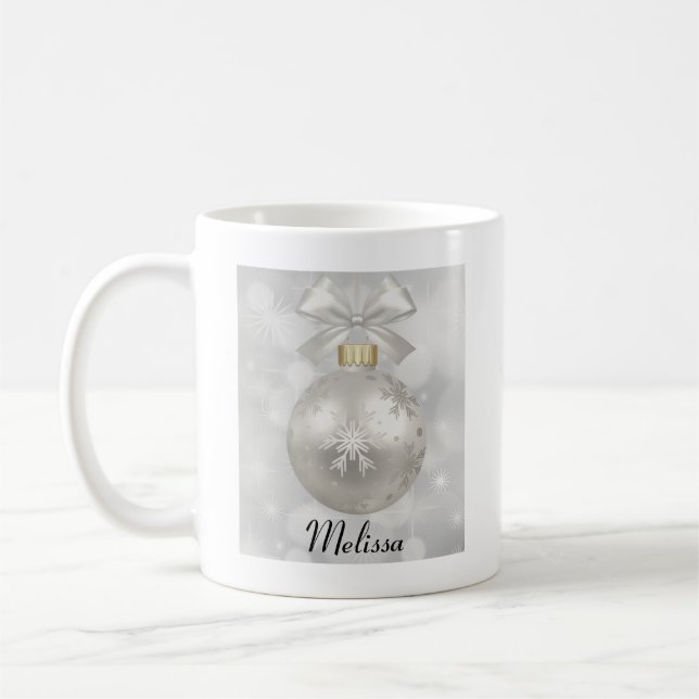 Mug Élégante boule de Noël en argent sur les lumières  (Gauche)