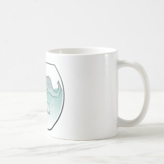 Mug Éléphant nageant autour dans la cuvette de poisson