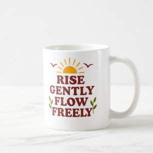 Mug Élevez-vous doucement. Couler librement – Citation