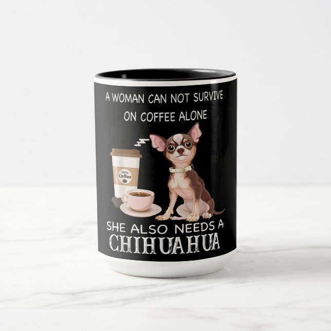 Mug Elle A Aussi Besoin D'Un Café Chihuahua (Centre)