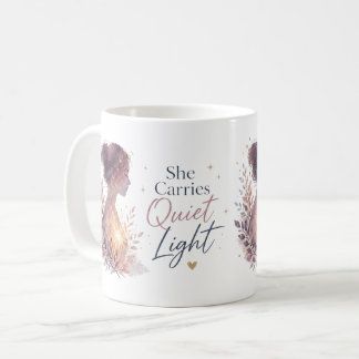 Mug Elle Porte une Lumière Silencieuse