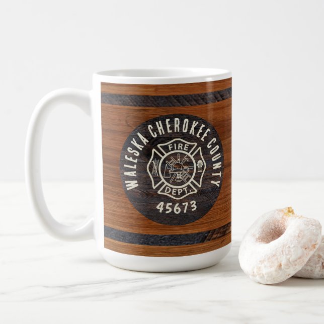 Mug emblème de pompier en bois rustique (Avec donut)