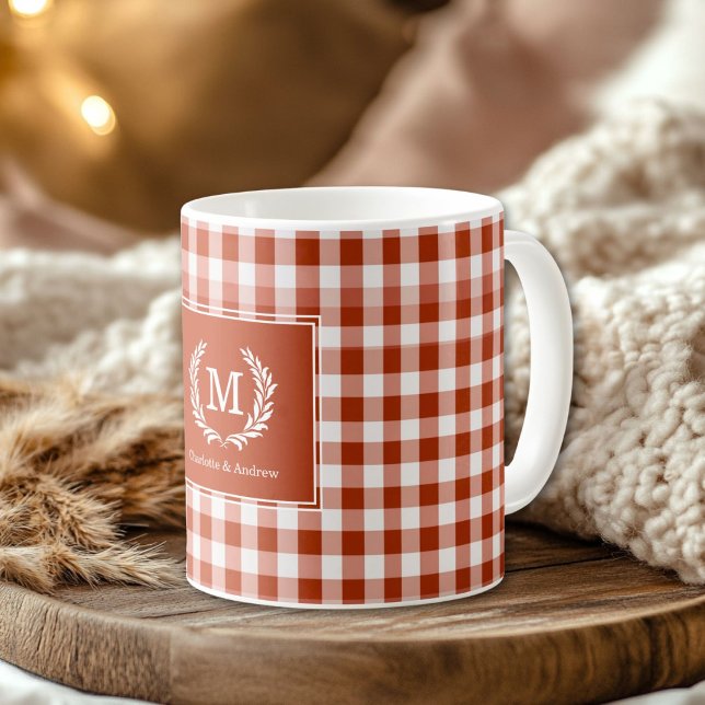 Mug En vichy Monogramme Orange-Rouge Crest Personnalis (Orange-Red Gingham Monogram Crest Custom Coffee Mug)