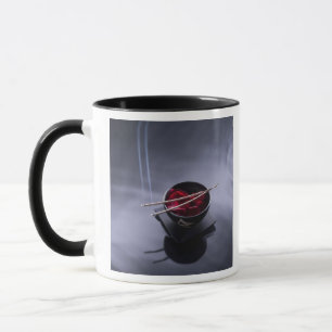 Mug Encens brûlant sur la cuvette de pétales