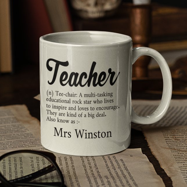 Mug Enseignant Avec Nom Fin De L'Année De Mandat Merci (Teacher Thank you mug with a definition and teacher name printed on black on a white coffee mug.)