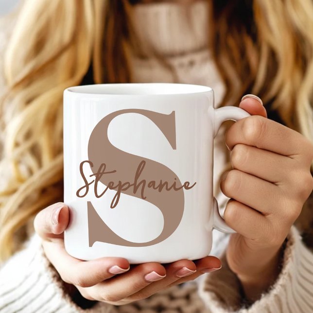 Mug Enseignant | Lettre initiale de monogramme marron  (Brown Wedding Party Favors | Chic Script Name Mug for Coworker | Anniversary Gift for Girlfriend)