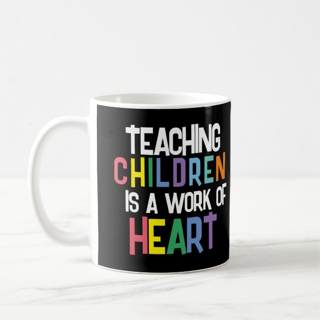 Mug Enseigner aux enfants est une oeuvre de coeur (Gauche)