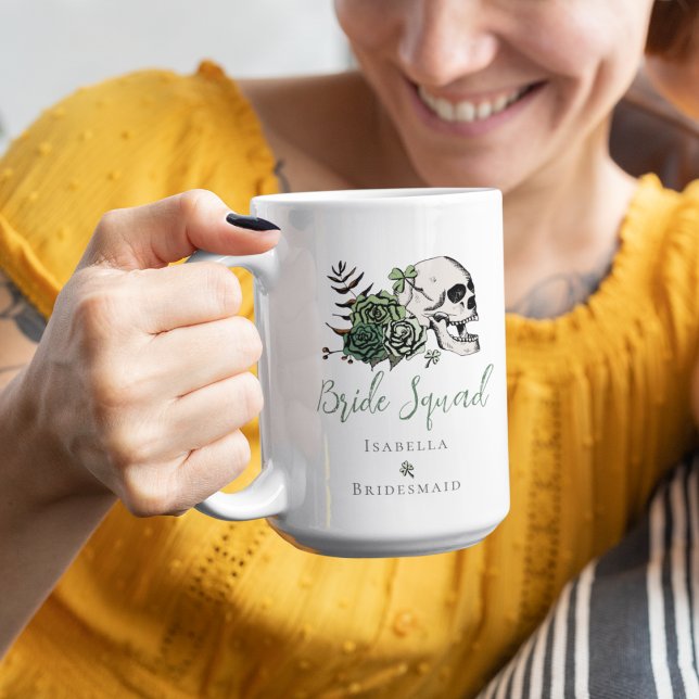 Mug Équipe de mariée irlandaise Gothique Crâne vert &  (Bride Squad Floral Skull Bridesmaid Mug for Irish Wedding. Skull,Green Roses, Clovers, Editable Text)