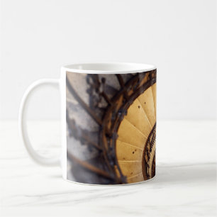 Mug Escalier circulaire spirale escalier vieux bâtimen