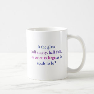 Mug Est l'à moitié vide en verre, à moitié plein,