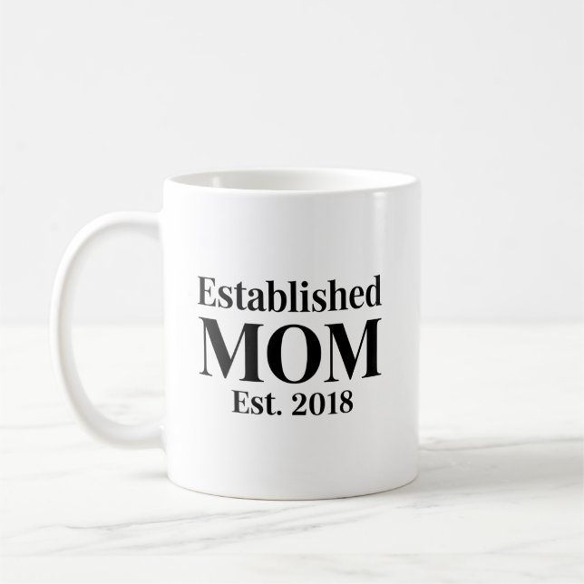 Mug Established Mom Est. 2018 Minimalist Gift Design (Gauche)