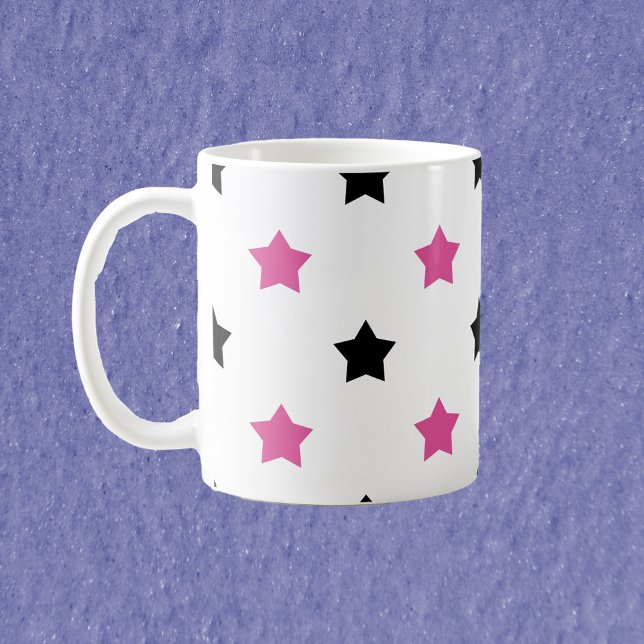 Mug Étoiles Motif rose et noir Arrière - plan blanc (A mug with a pattern of pink and black stars on a white background)