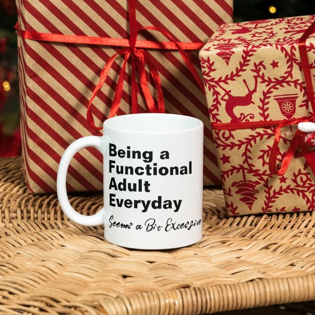 Mug Être un adulte fonctionnel tous les jours semble u (Being a Functional Adult Everyday Seems a Bit Excessive Mug)