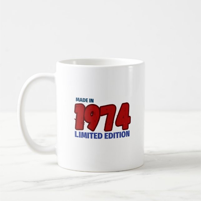 Mug Fabriqué en 1974 Limited Edition T-Shirt (Gauche)