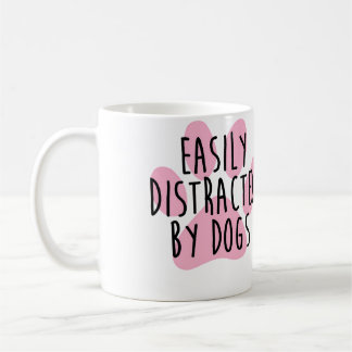 Mug Facilement Distrait Par Les Chiens