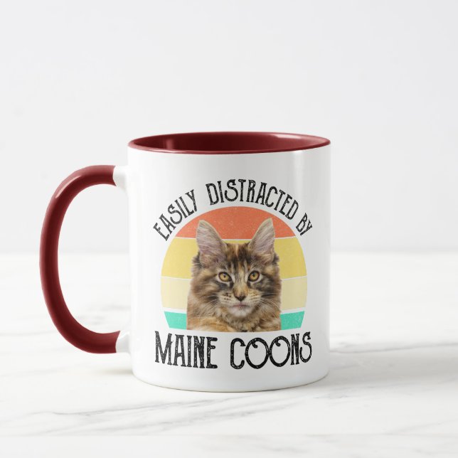 Mug Facilement Distrait Par Les Maine Coons (Gauche)