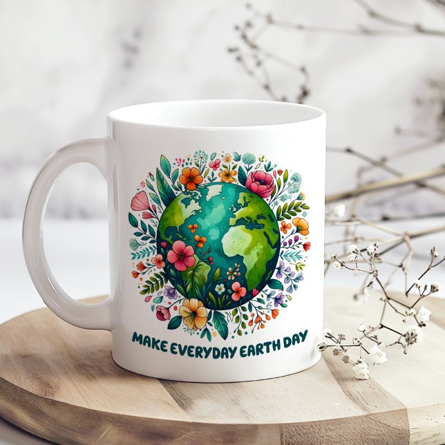 Mug Faire du Jour des terres Floral Planète quotidienn (Make Everyday Earth Day Floral Planet Coffee Mug on a boho wooden table with tiny wite dry flowers)