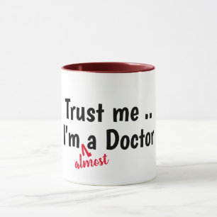 Mug faites-moi confiance je suis médecin pun de chauff
