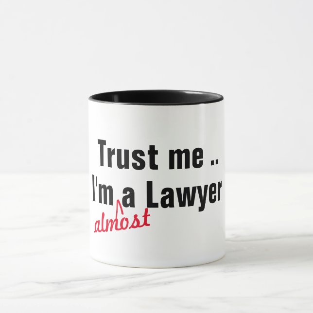 Mug Faites-moi confiance Je Suis Presque Avocat Droit  (Centre)