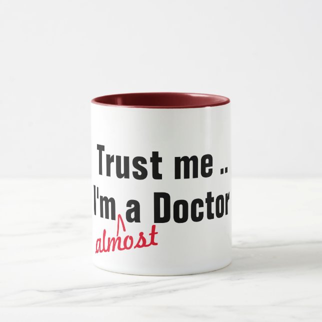 Mug Faites-moi confiance, je suis presque docteur en s (Centre)