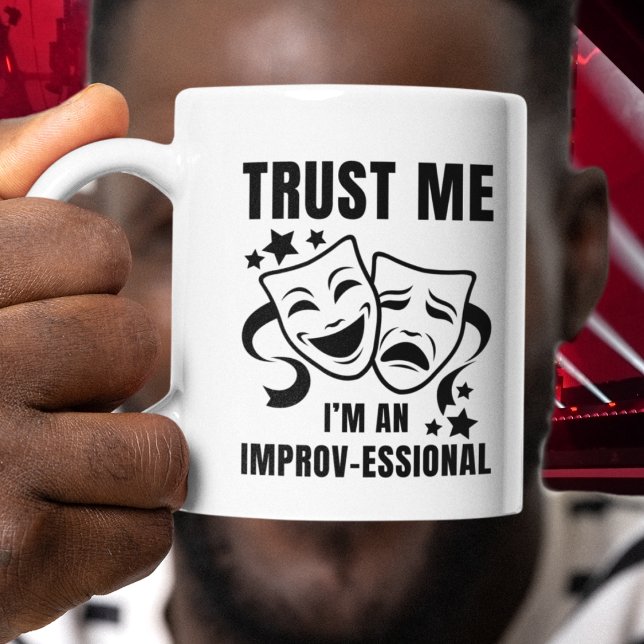 Mug Faites-moi confiance Je suis un IMPROV pour le pla (Fun TRUST ME IMPROV coffee mug gift with CUSTOMIZABLE TEXT to personalize. Features theater masks.)