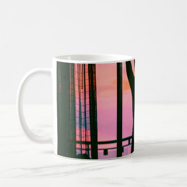 Mug Femme en débardeur noir et pantalon debout sur le  (Gauche)