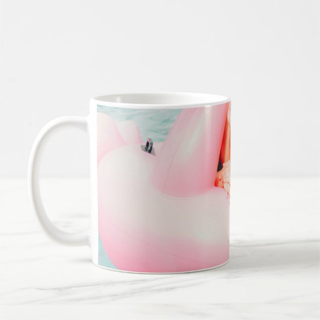 Mug Femme en flamant rose sur la piscine extérieure (Gauche)