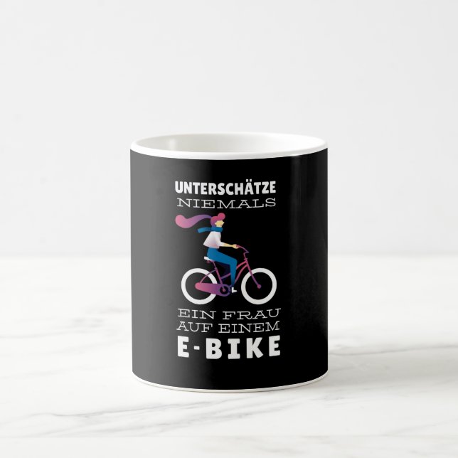 Mug Femme en vélo électronique (Centre)