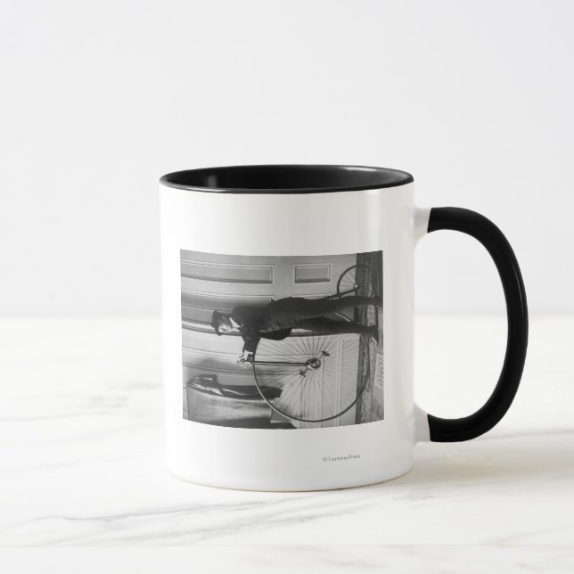 Mug Femme habillée en homme avec une photo à vélo (Droite)