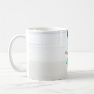 Mug Femme marchant sur le rivage près de la plage