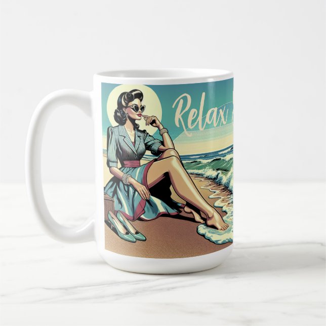 Mug Femme rétro des années 1950 assise sur la plage (Gauche)