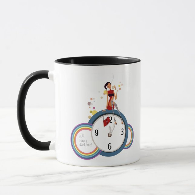 Mug Femme s'asseyant sur une horloge et tenant une (Gauche)