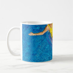 Mug Femme sur bouée flottante en plastique sur le cor