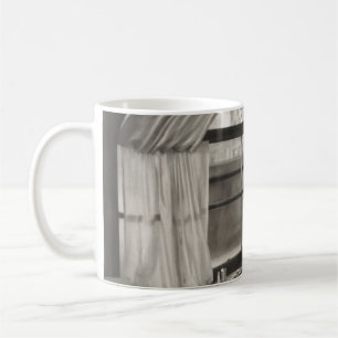 Mug femme triste regardant par la fenêtre1940, femme,