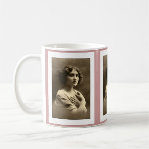 Mug femme victorienne les bras croisés