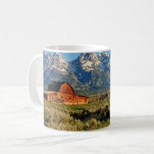 Mug Fermes Barne ombragée par les montagnes enneigée