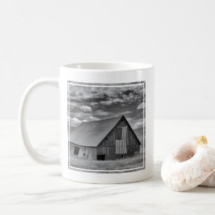 Mug Fermes   BW American Flag Barn Scene