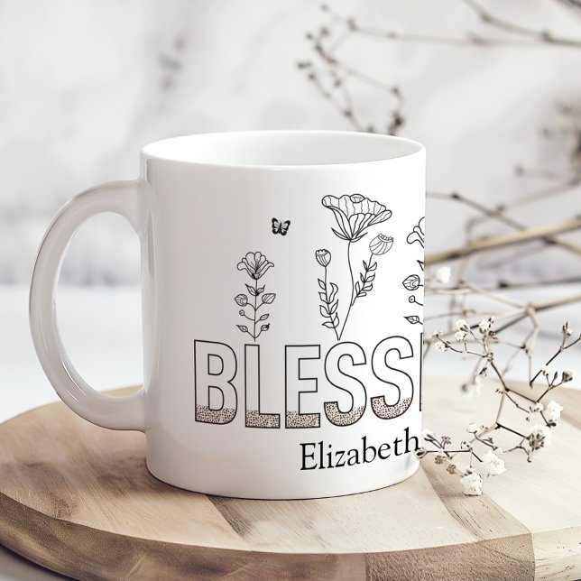 Mug Fête des Mères "Blessed Mama" Fête des Mères Noir  ("Blessed Mama" Mother's Day Black and White Floral Coffee Mug on a sunny boho wooden kitchen table)