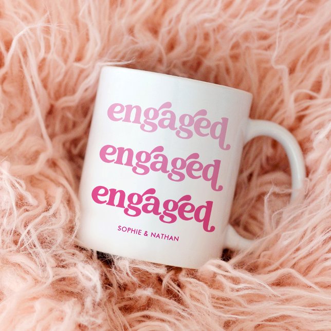 Mug Fiancé | Boho Pink Gradient Texte (Show the world you're engaged with this trendy mug, with pink gradient boho text)