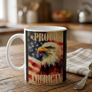 Mug Fier Américain. Bald Eagle et drapeau des États-Un