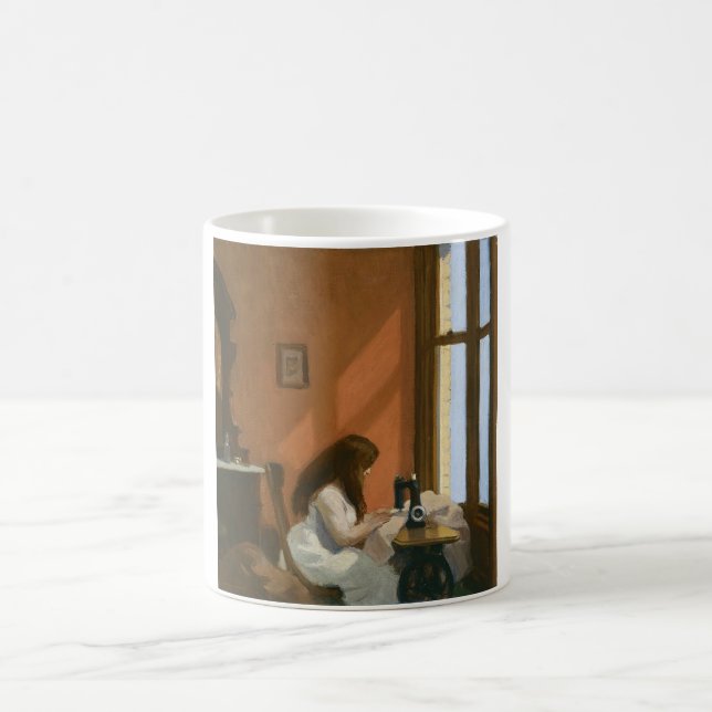 Mug Fille à une machine à coudre (par Edward Hopper) (Centre)