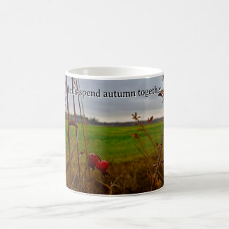 Mug Fin d'automne maussade : cynorhodons et champ vert