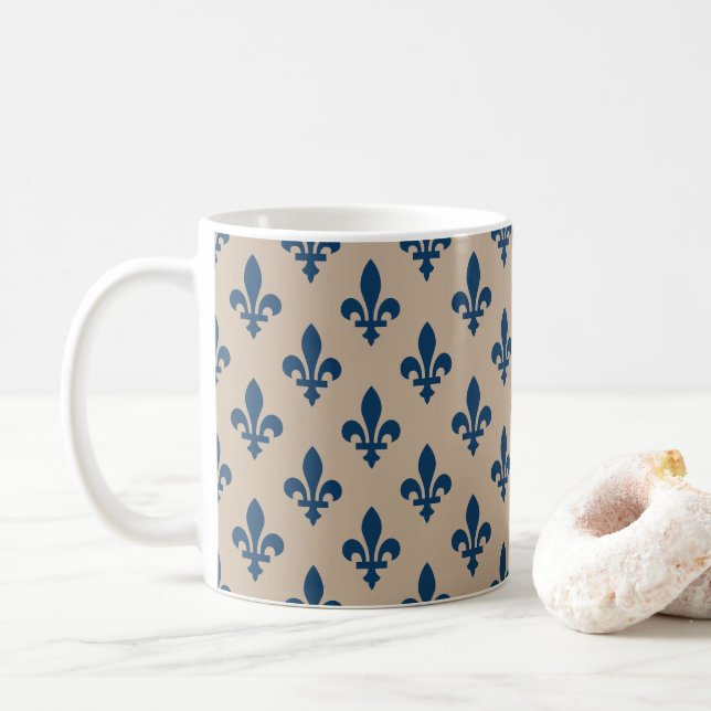 Mug Fleur de Lis Motif, Royal French Blue sur Crème (Avec donut)